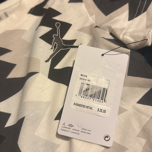 NWT Jordan
Little boys Short Sleeve MJ Flight MVP AOP T-Shirt - Picture 6 of 11